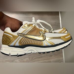 Women’s Nike Vomero 5. Size 10. Never worn.